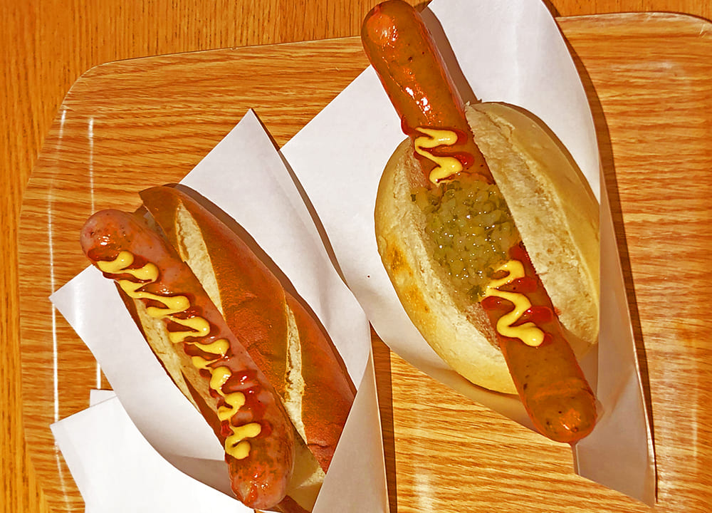 手作りハム・ソーセージの店『ケーニッヒ』店内のイートインスペースでホットドッグが食べられる