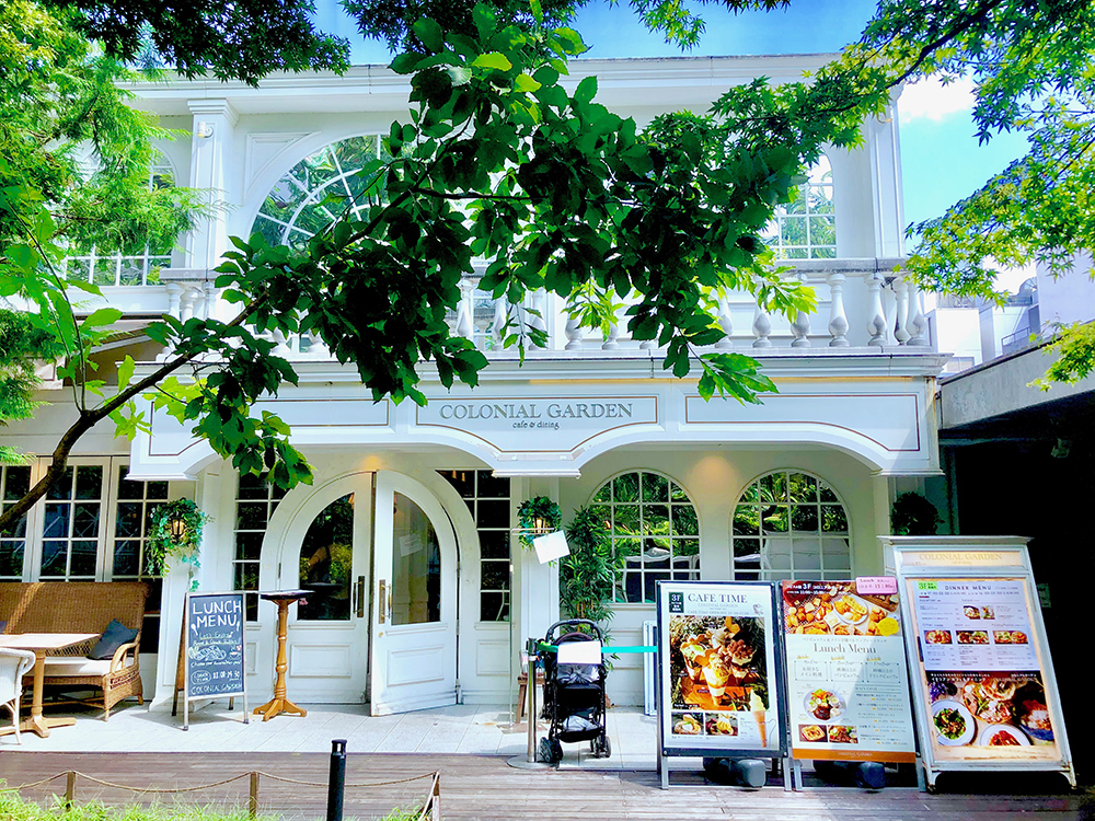 緑あふれる空中庭園に佇む白亜の洋館！『COLONIAL GARDEN』店舗正面