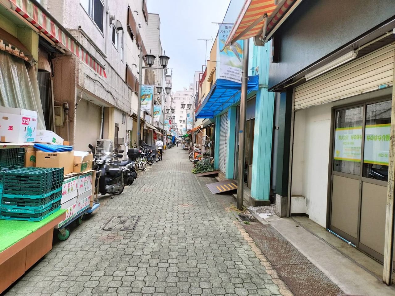 平日昼のグリーンパーク商店街