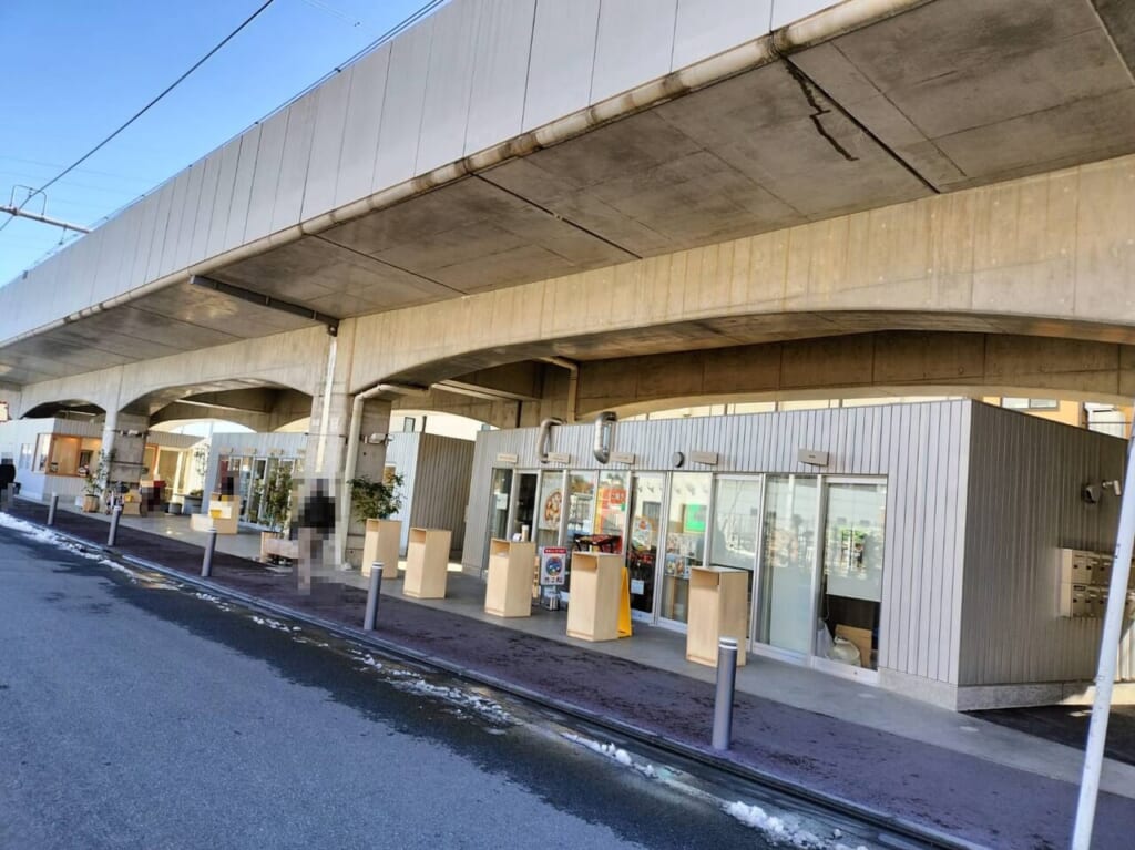MA-TO （マート）は高架下にあります