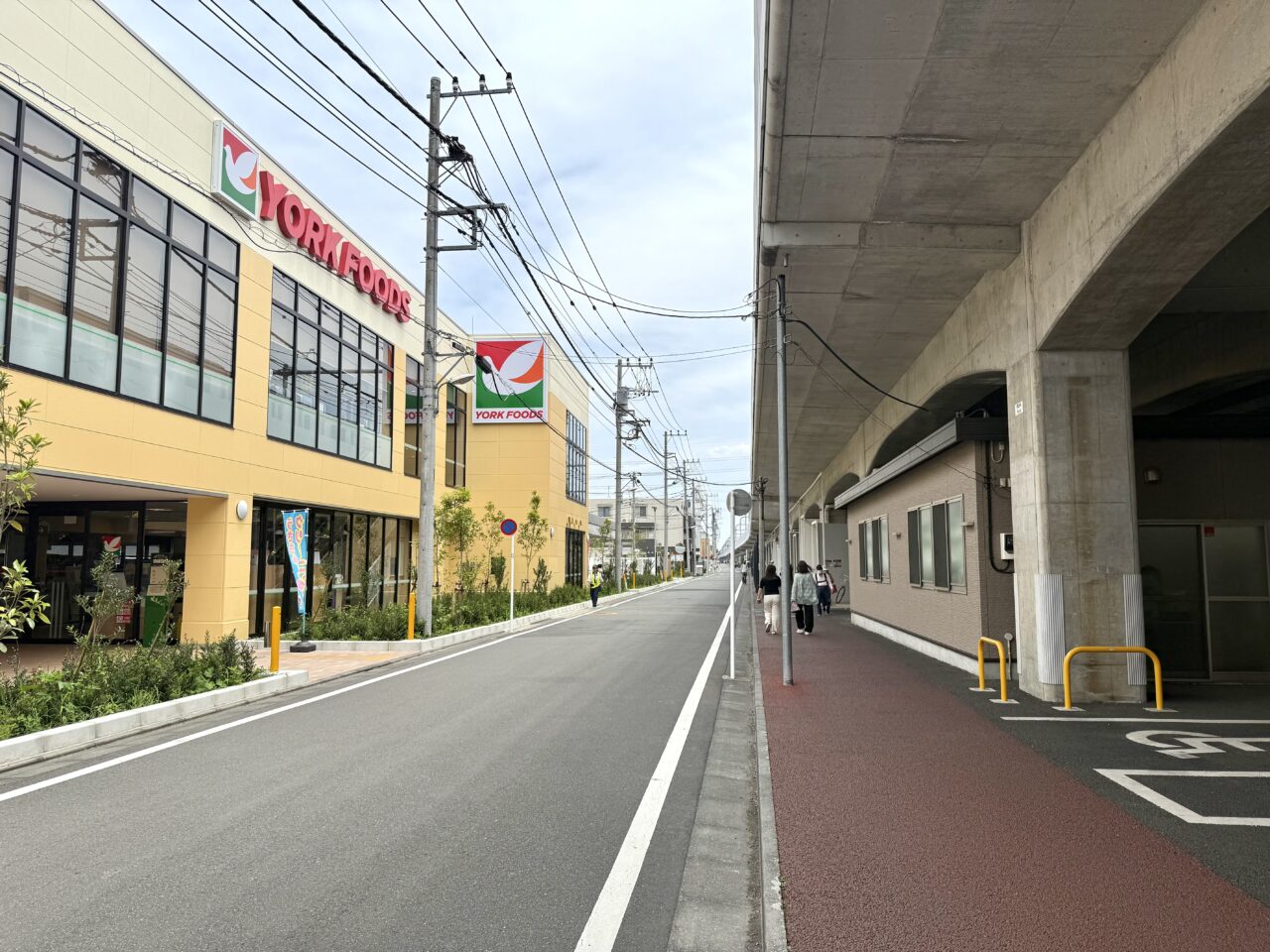 東小金井駅近くヨークフーズと高架下の間の道です