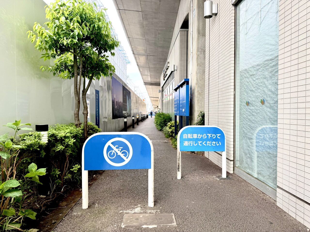 東小金井駅北口から高架下へ向かう道です