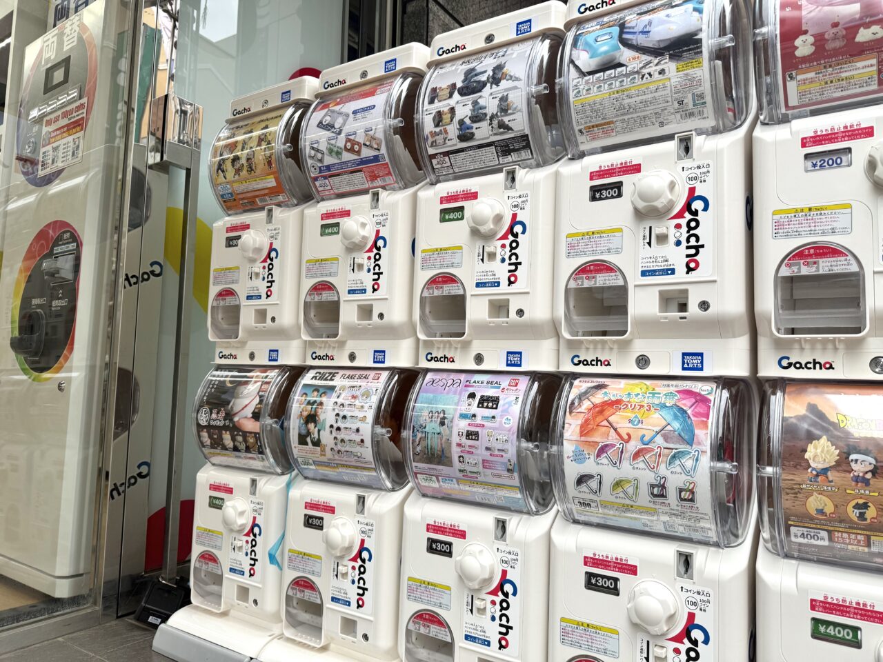 カプセル楽局店頭のガチャガチャ近景