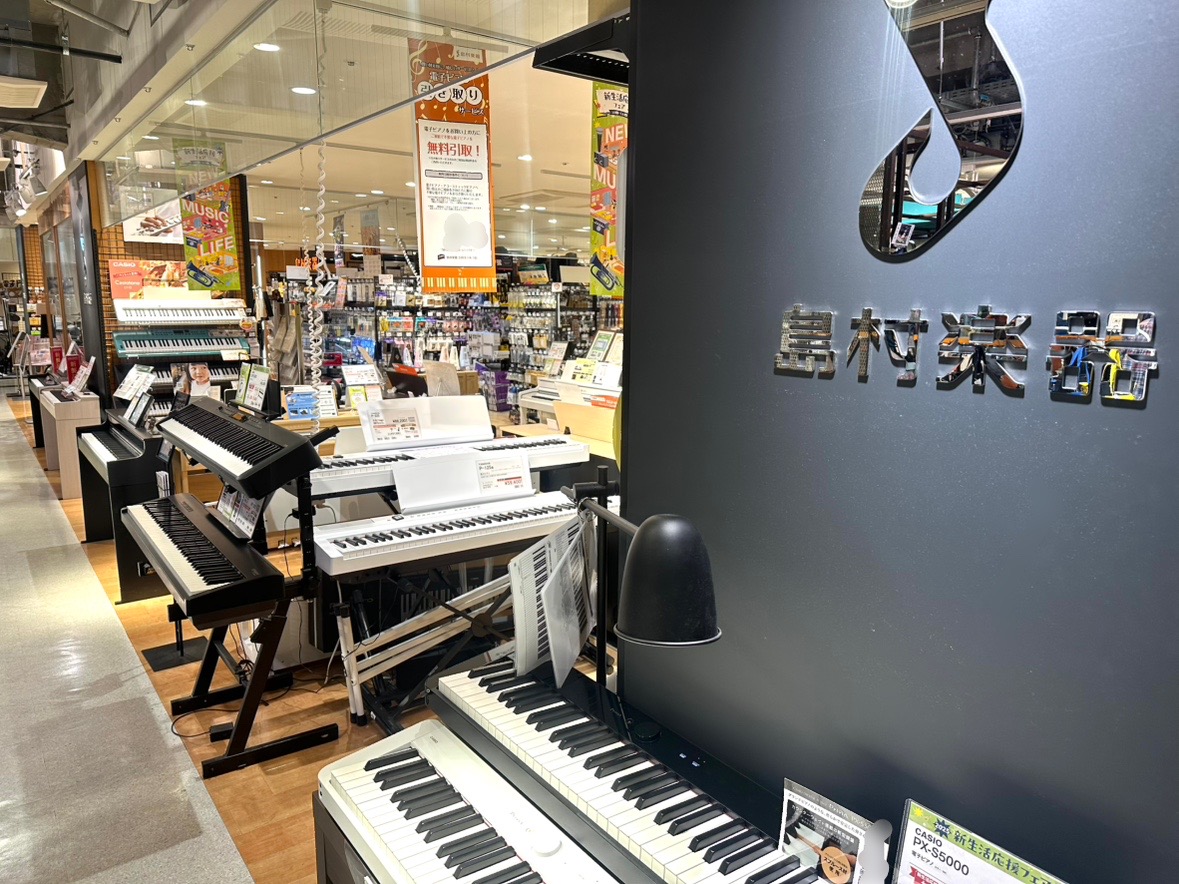 吉祥寺パルコの島村楽器外観からは電子ピアノがたくさん並んでいるのがわかります。
