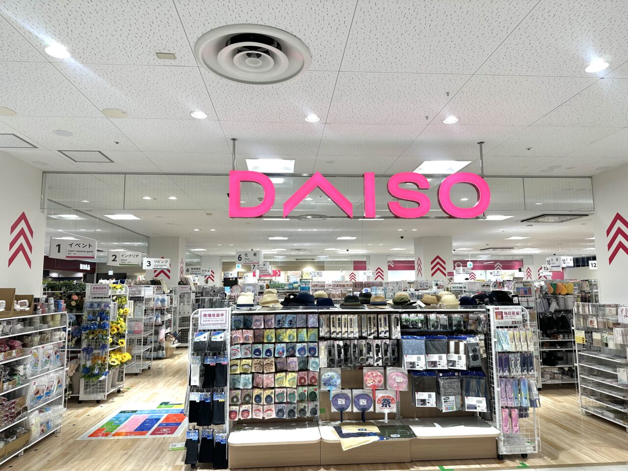 武蔵小金井イトーヨーカドーDAISOの営業中売場の外観です。