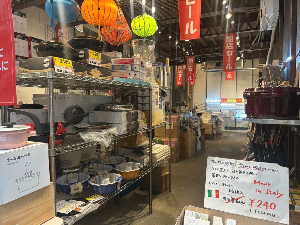 吉祥寺のSOCOセール中の店内です