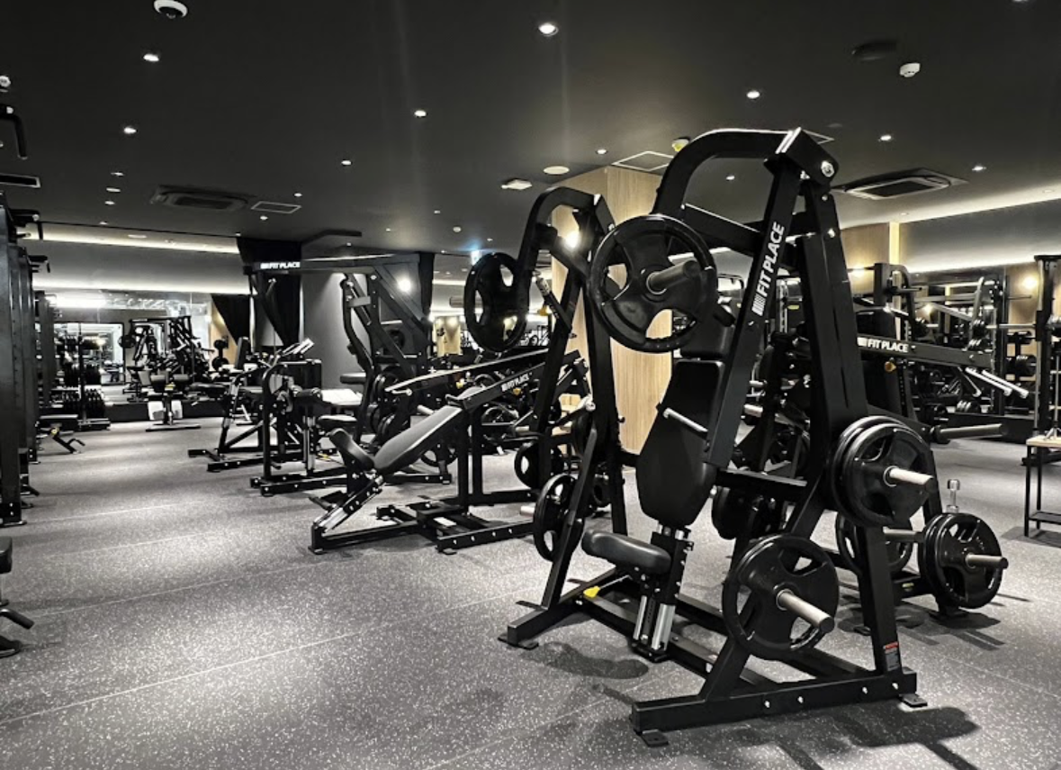 FITPLECE24のトレーニングマシンが並んでいる様子です