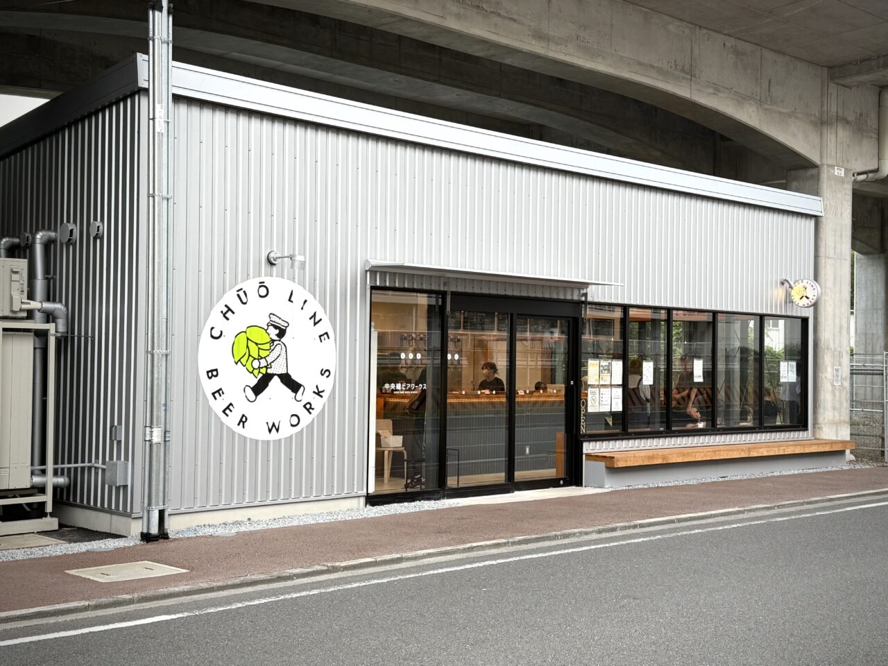 東小金井・武蔵小金井駅間の高架下にある中央線ビアワークス外観です