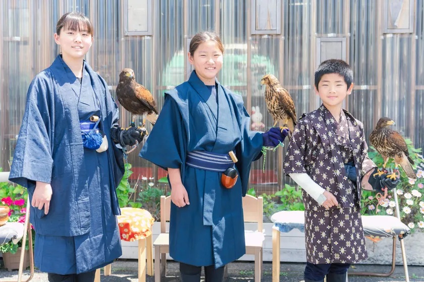 キチジョージえんにちに登場する鷹匠の子供たちのイメージです