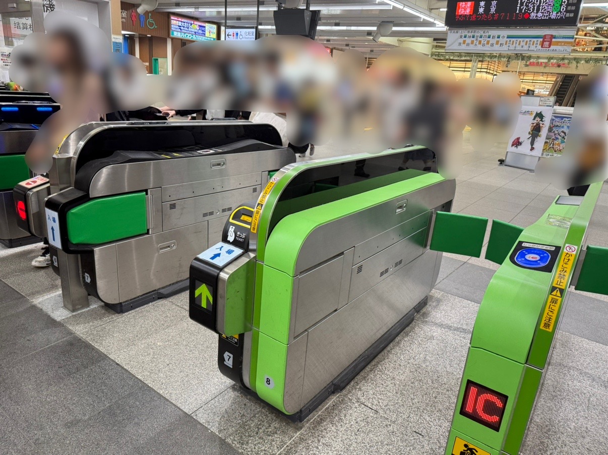 三鷹駅の通常改札機と幅広改札機の違いです