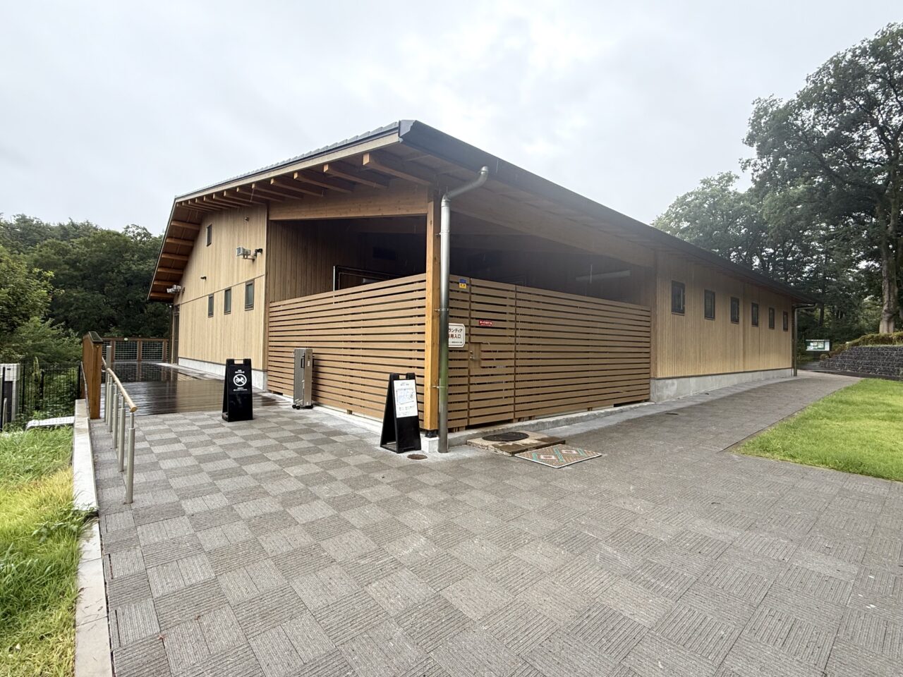 野川公園内の自然観察センター外観です