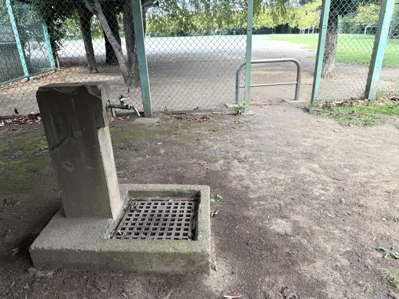 広場の手前の水場です
