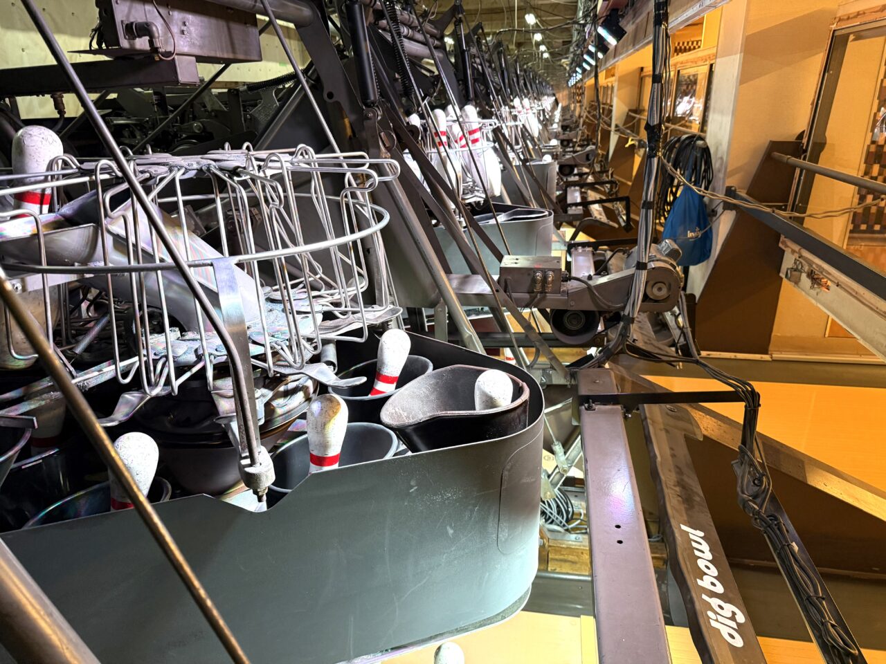 ボウリング場のピンをセットする機械