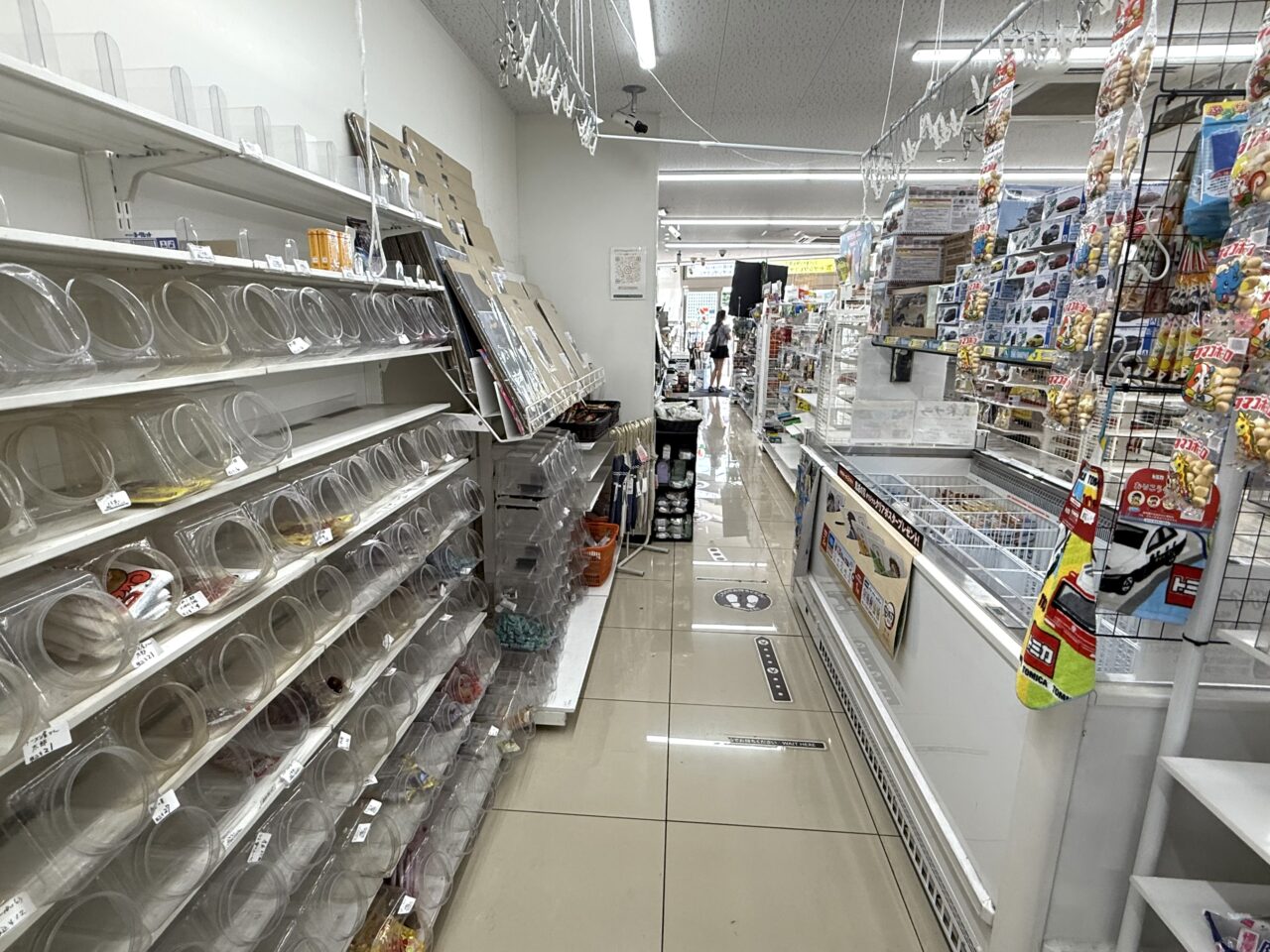 お店の中はだいぶからっぽになっているセブンイレブン吉祥寺井の頭公園店