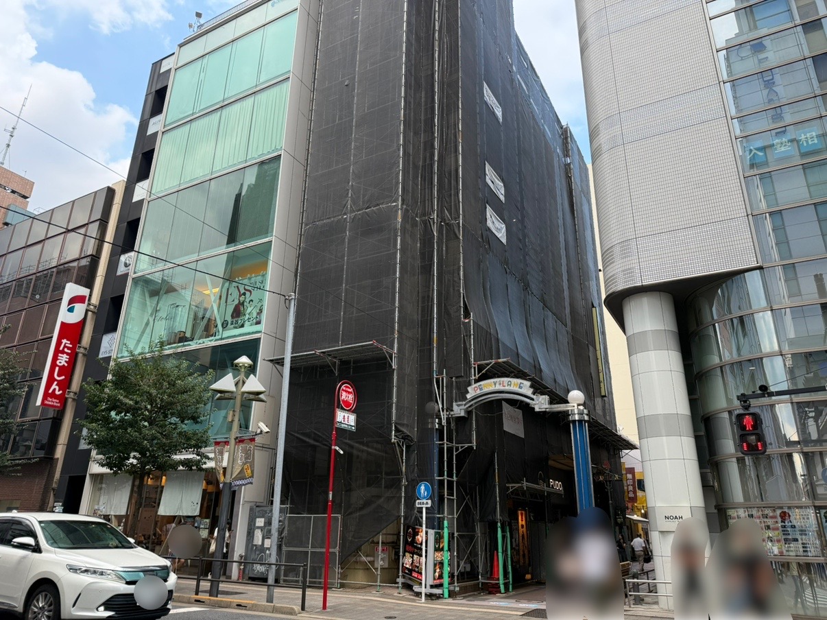 ペニーレーン横の古城会館が塗装工事中です