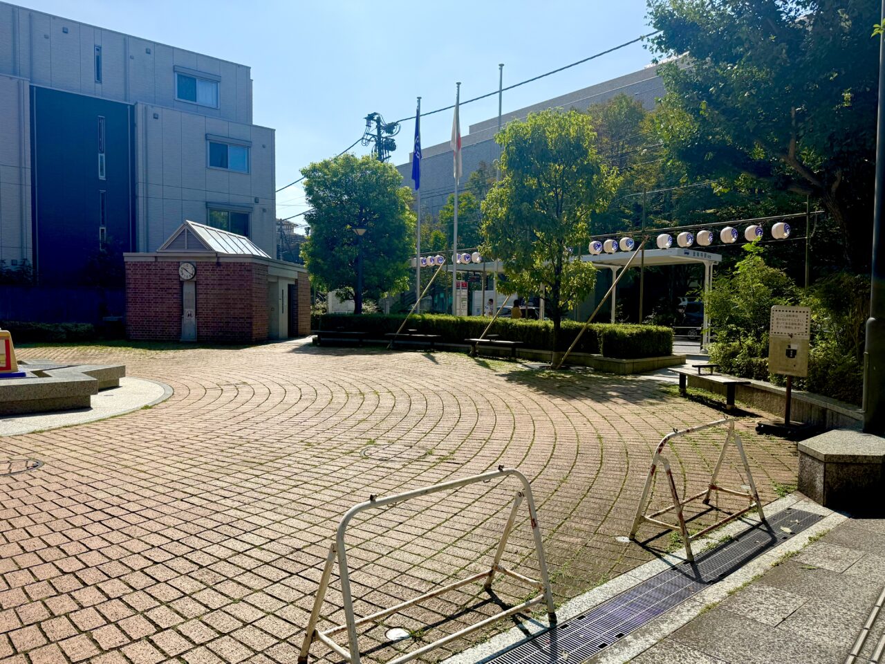 武蔵野市立中央図書館はバス停留所の「市民文化会館入口」目の前にあります