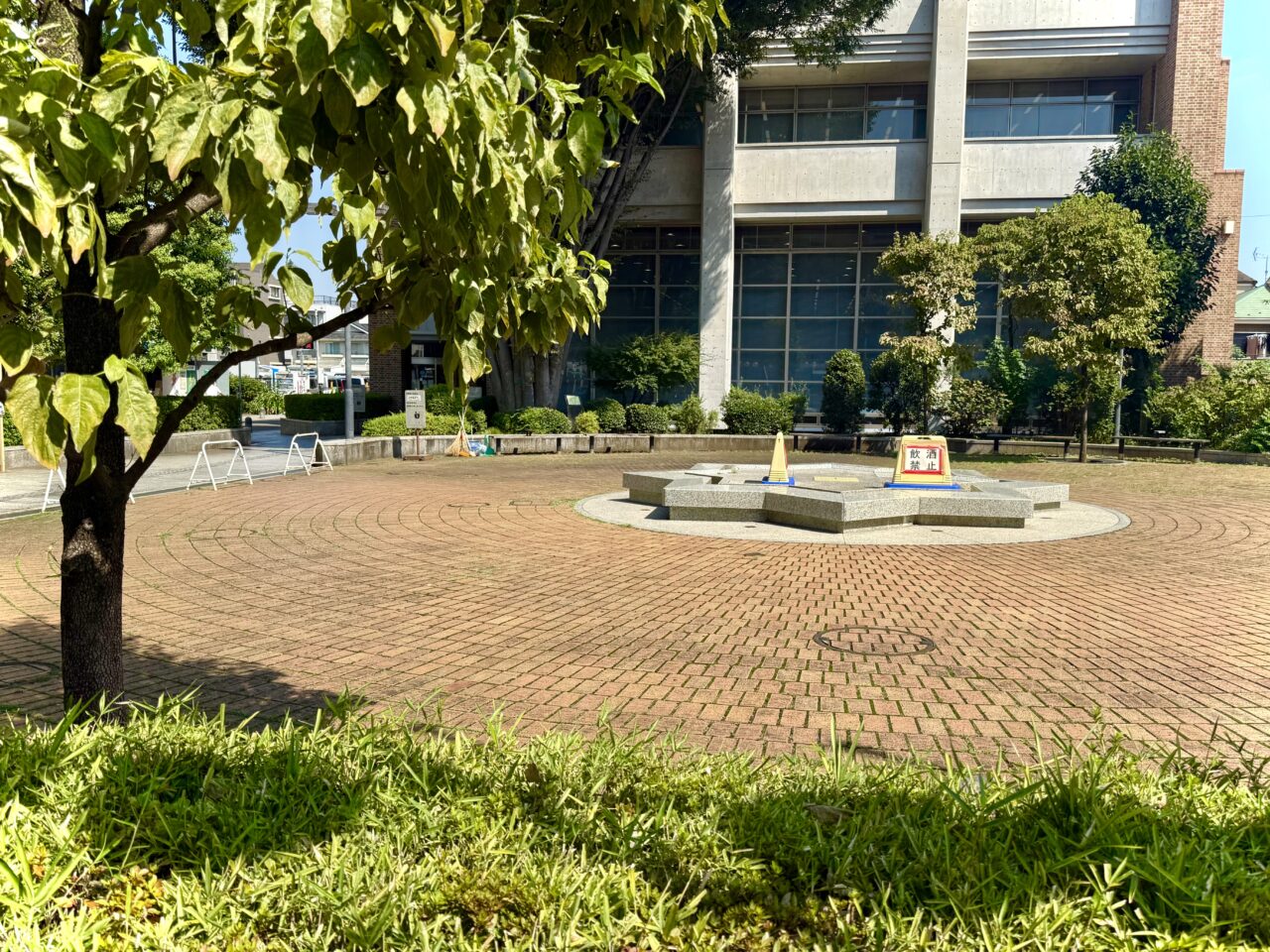 お祭り会場となる武蔵野市立中央図書館前