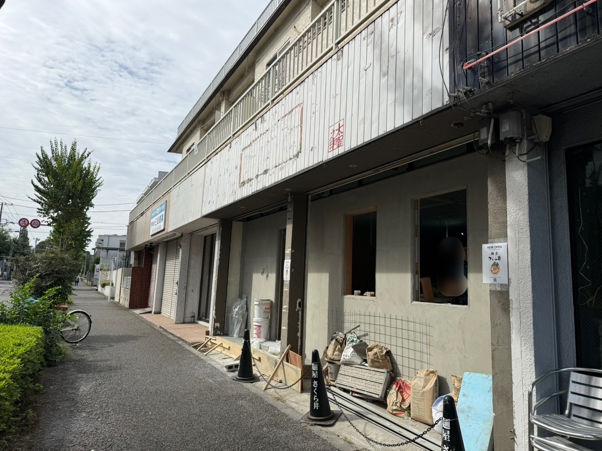 麺屋さくら井工事中新店舗を横から撮った写真