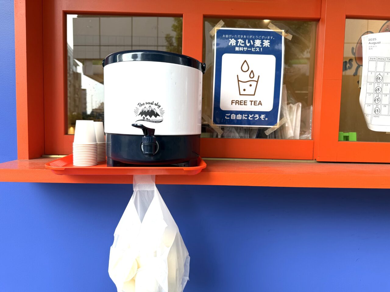 CHEERS BAGEL店外の麦茶サーバーです