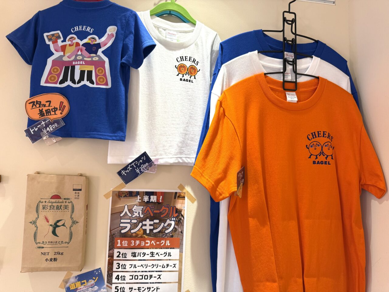CHEERS BAGELの店内のＴシャツ
