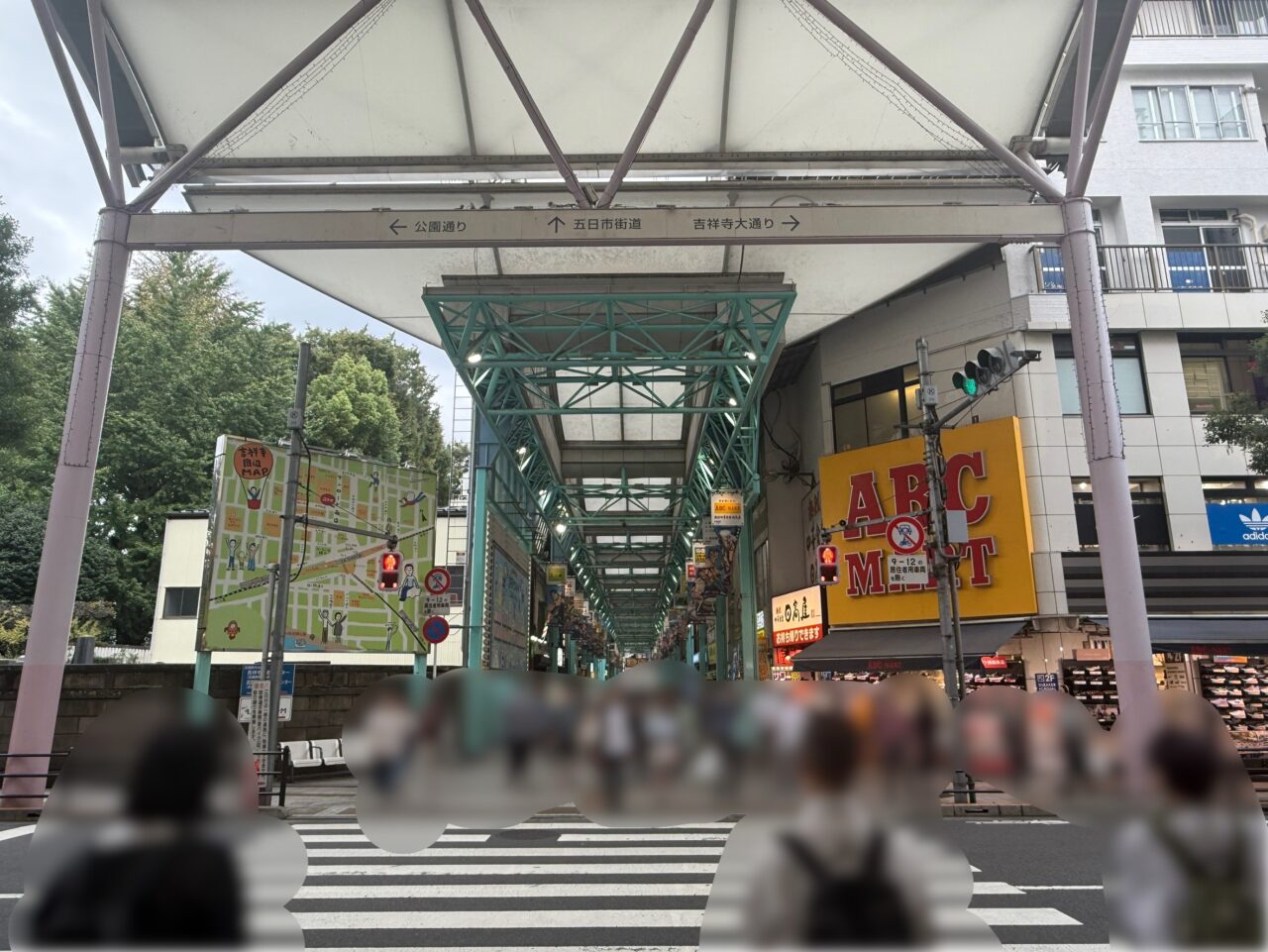 吉祥寺サンロード商店街の北側です