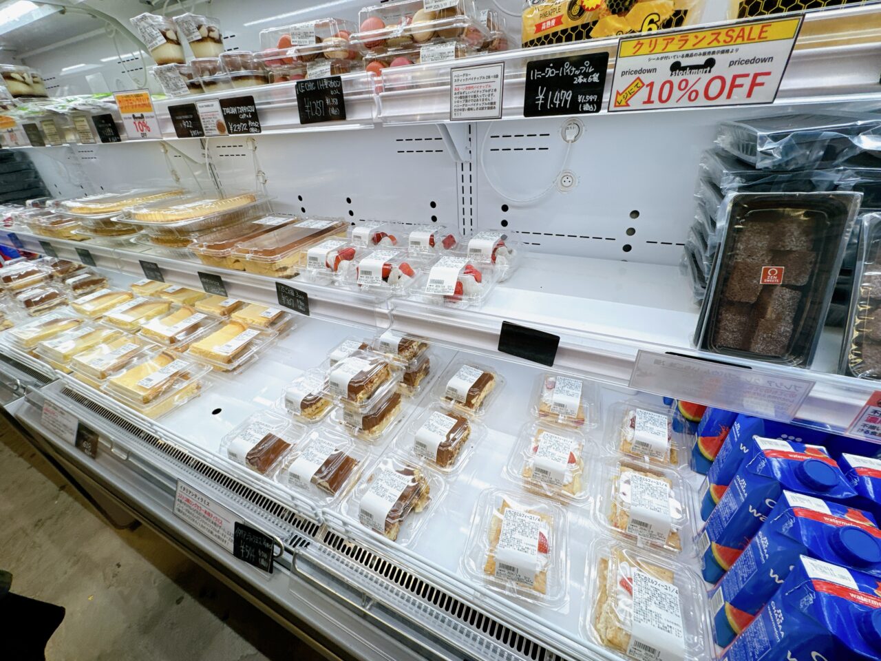 ケーキ類もカットして販売されている