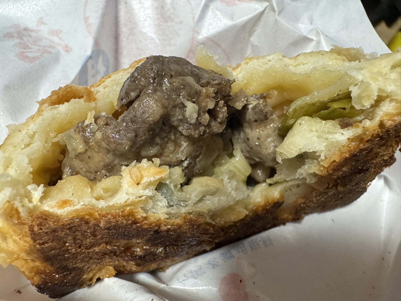 胡椒餅の中にはネギと大きな豚肉が入っている