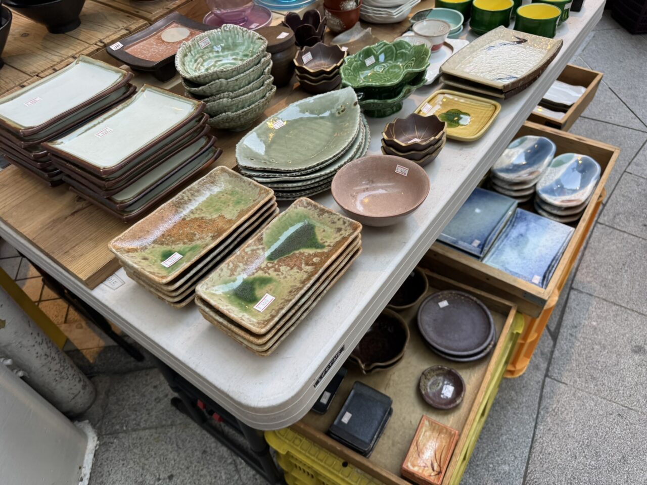 食器類も豊富にそろっていました。