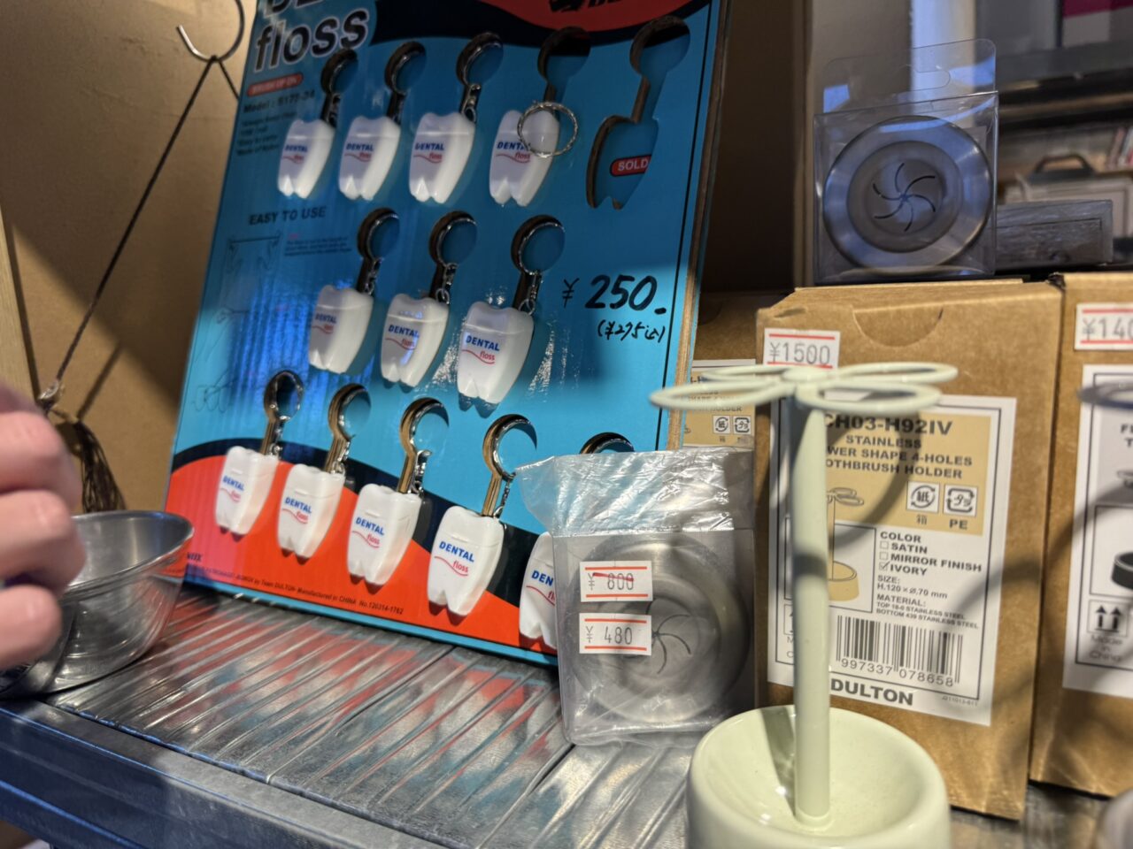 ユニークな雑貨も販売されている