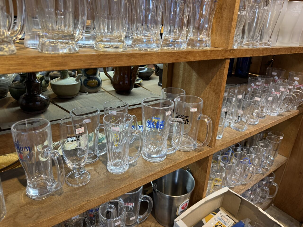 様々な種類のジョッキ類が並ぶ