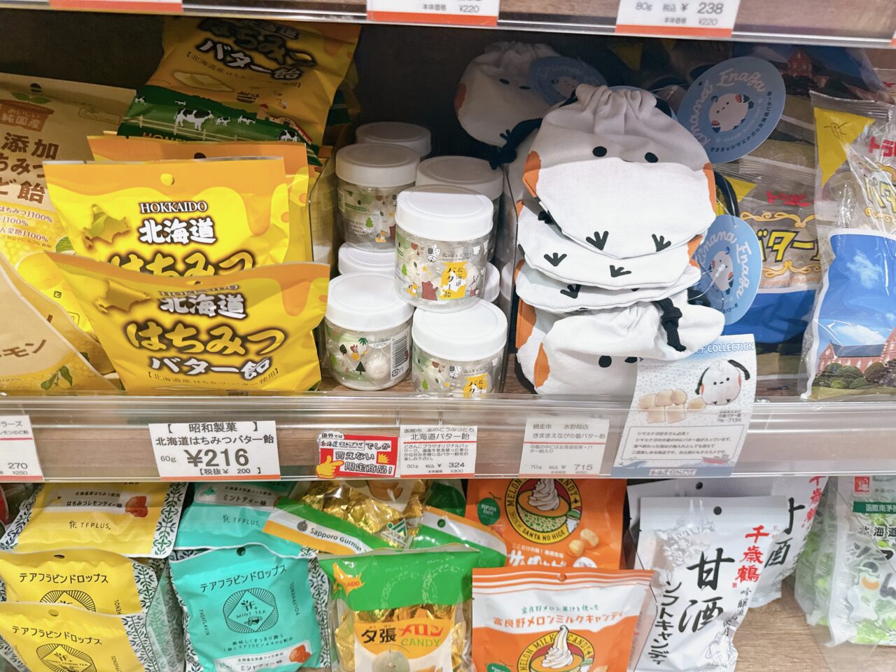 北海道の名産品が並ぶ店内