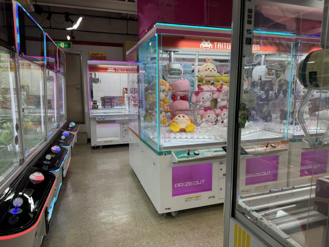 店内にはクレーンゲームが並ぶ