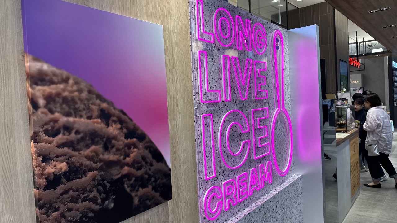 おしゃれなネオンが設置された店内