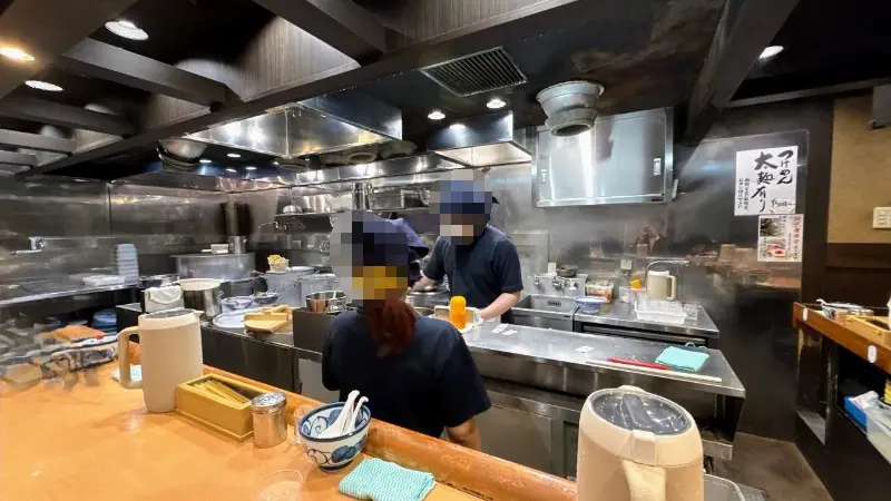 厨房が良く見えるカウンター席