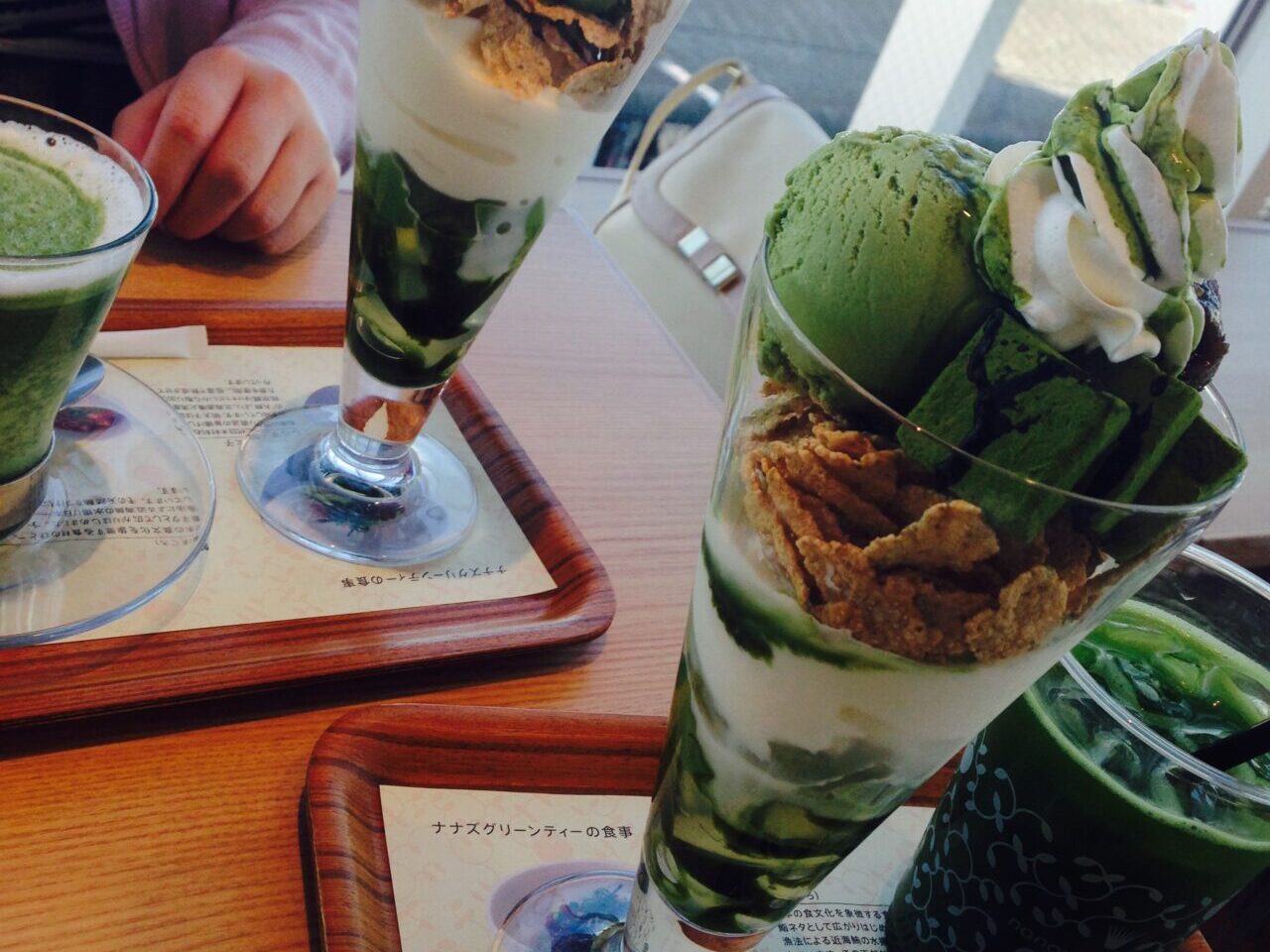 吉祥寺のナナズグリーンティーで提供されている抹茶生チョコレートパフェと抹茶ラテ