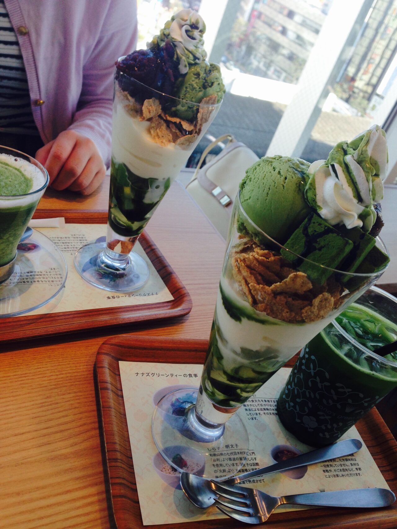 吉祥寺のナナズグリーンティーで提供されている抹茶生チョコレートパフェと抹茶ラテ