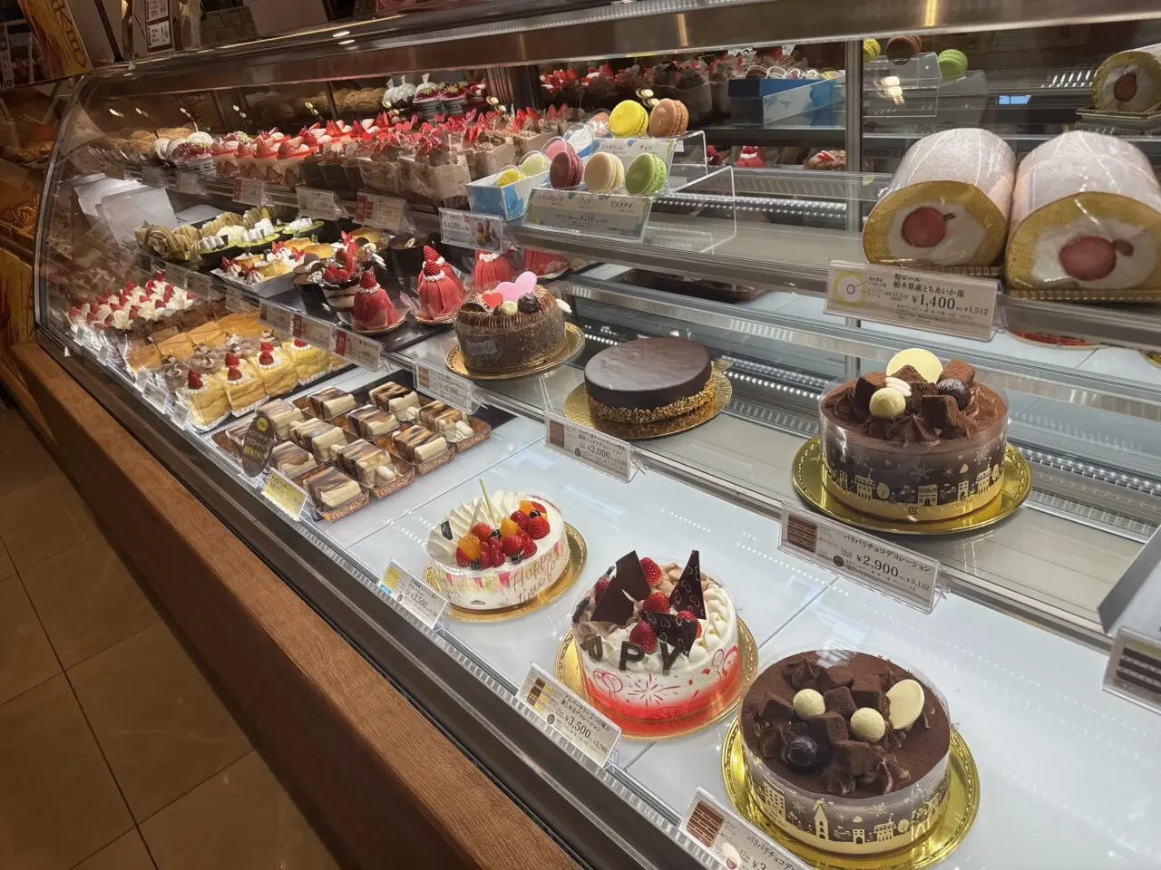 シャトレーゼ 小金井東町店のショーケースに並ぶホールケーキやスイーツ