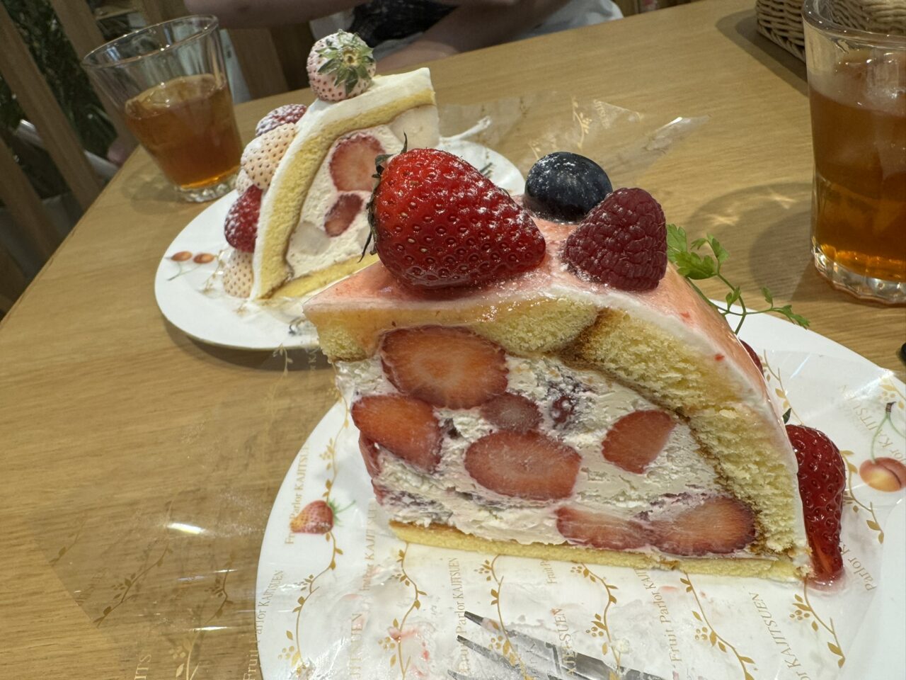 果実園リーベル 吉祥寺店で提供されているいちごやベリーがぎっしり詰まった断面が美しいズコットケーキ