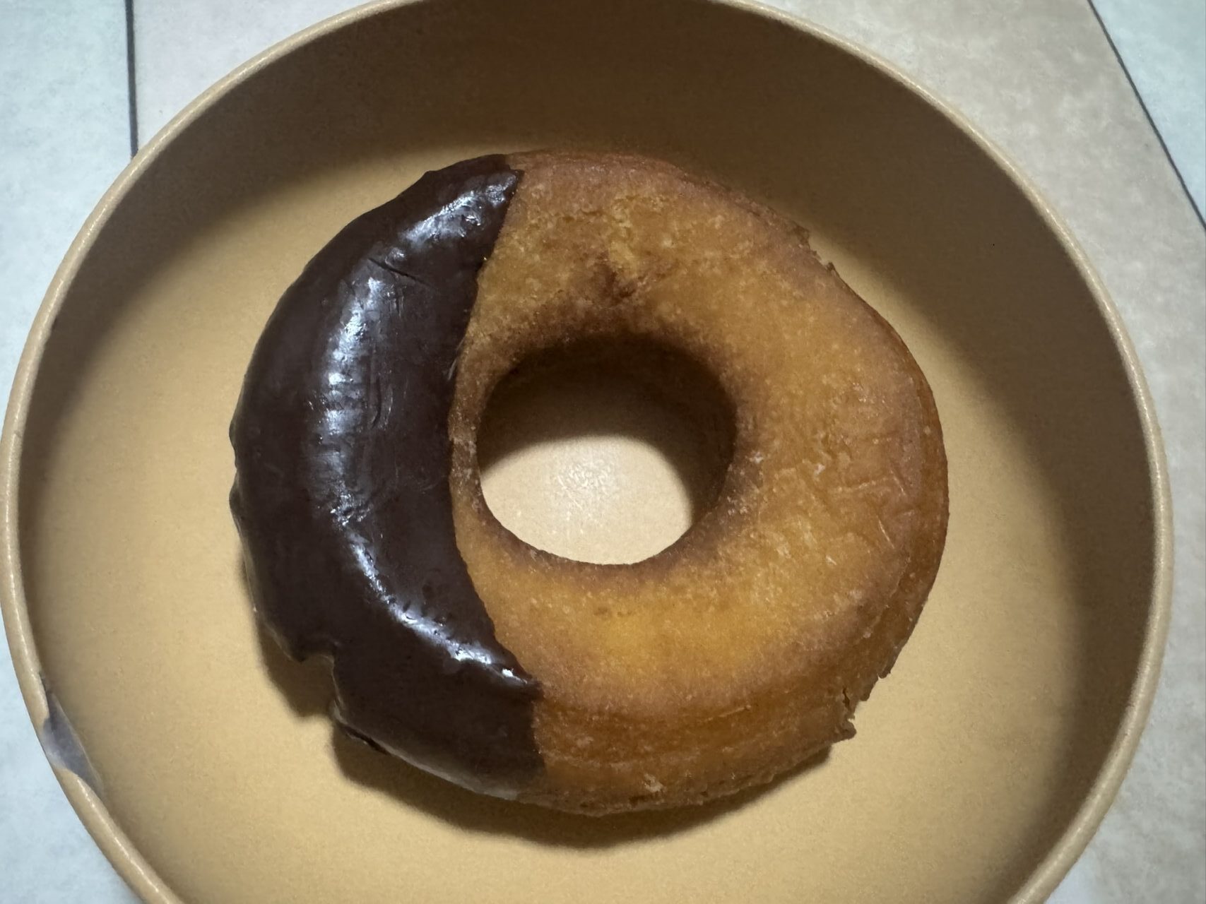 お皿に盛り付けられたサクサク食感のチョコオールドファッション