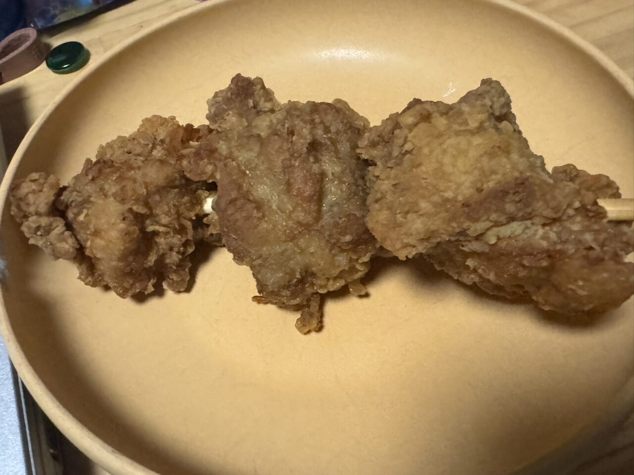串に刺さった大ぶりでジューシーなペンギンベーカリーのザンギ串