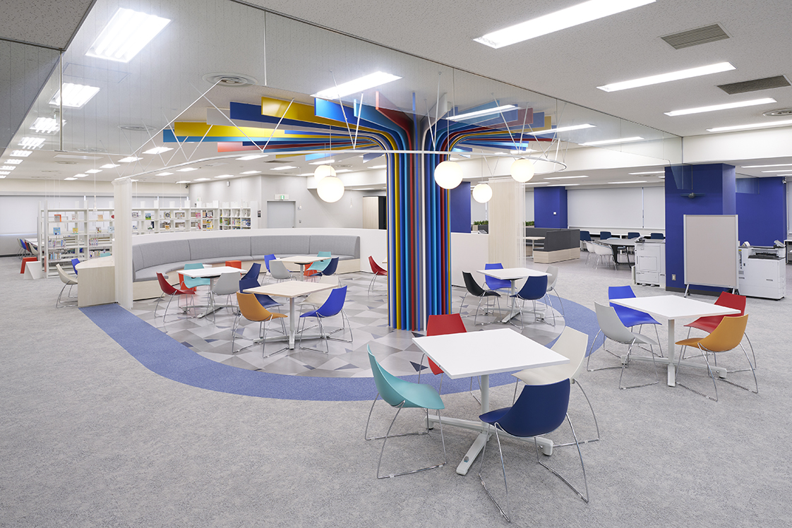 2026年8月に武蔵野市の亜細亜大学図書館で実施される高校生向け無料開放のカラフルな閲覧エリア