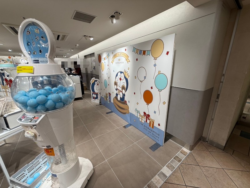 アトレ吉祥寺のPOP UP SPACEに掲示された信州里の菓工房とドラえもんのポップアップ告知ポスター