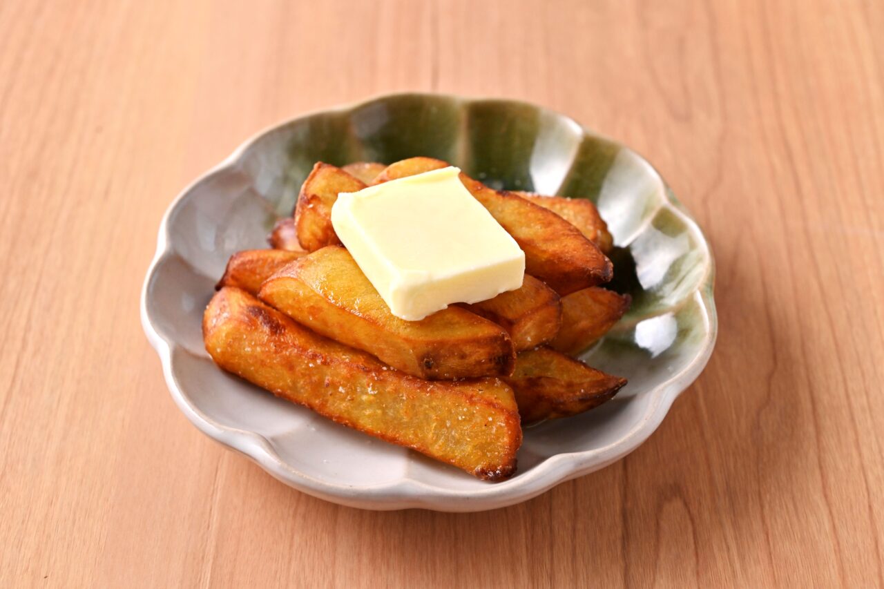 ほっくり揚げたさつまいもにバターを添えたおさつバター