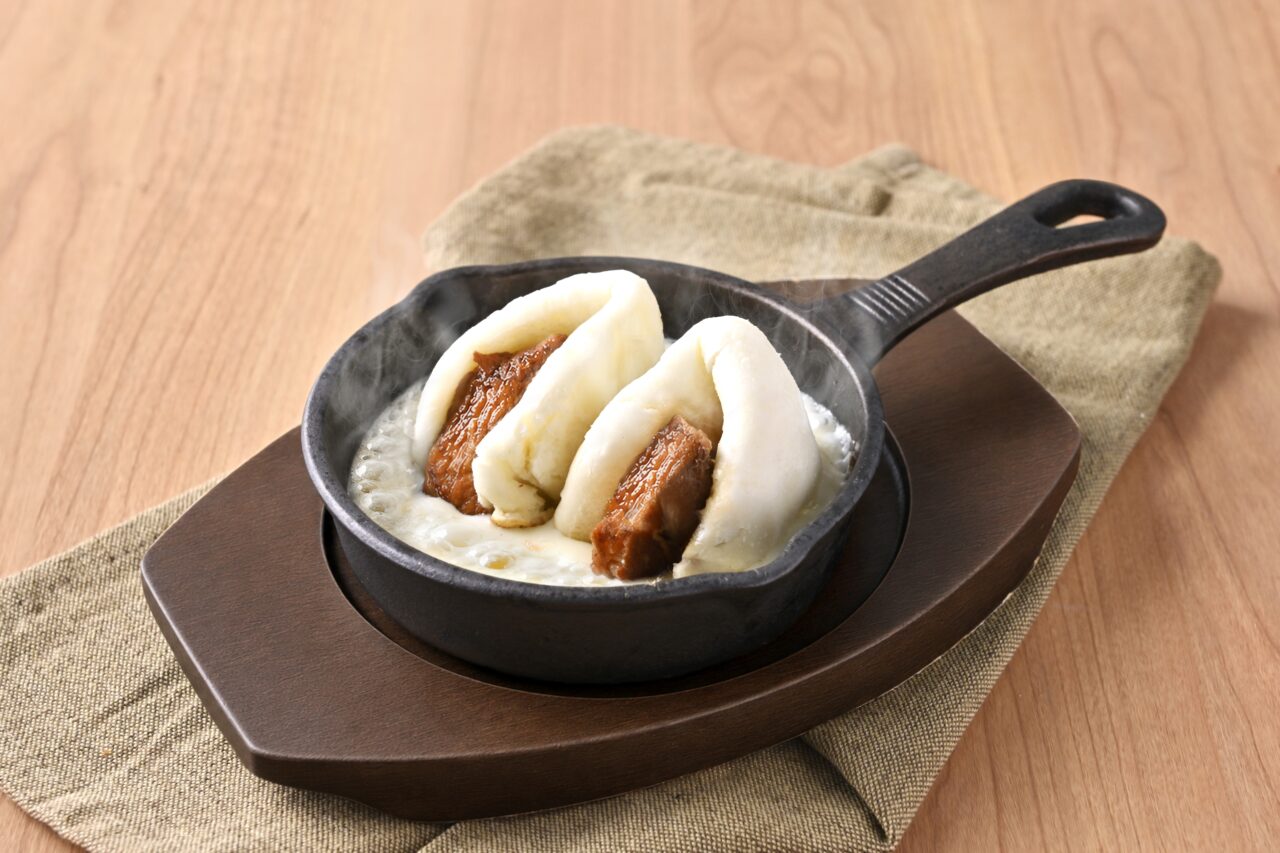 スキレットに盛り付けられた熱々の沼角煮まん
