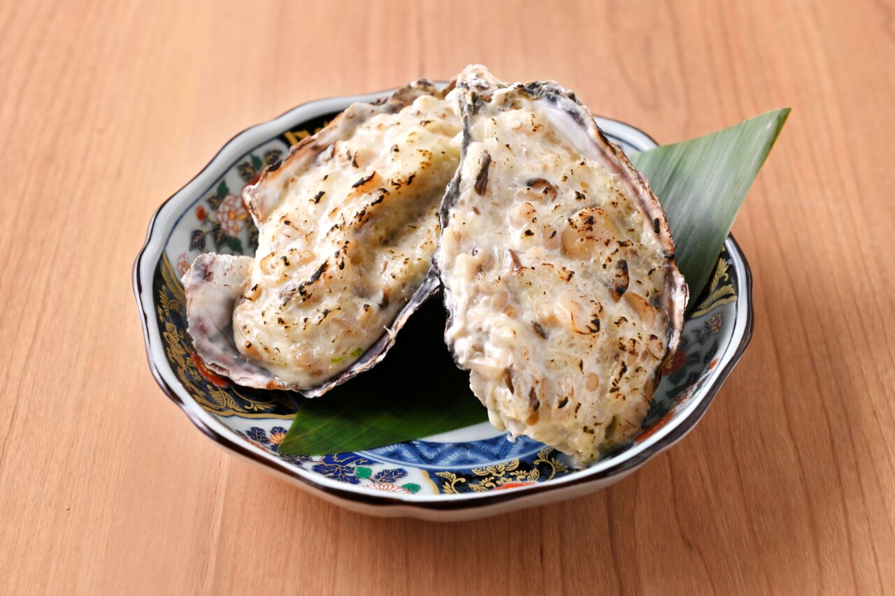 殻付きの香ばし牡蠣のタルタル焼き