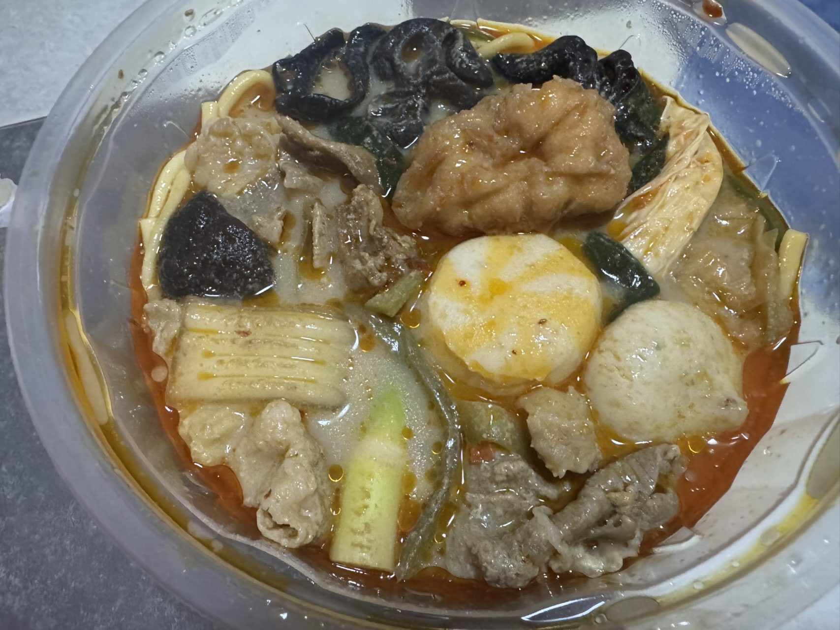 野菜や肉などの具材がたっぷり入った麻辣湯