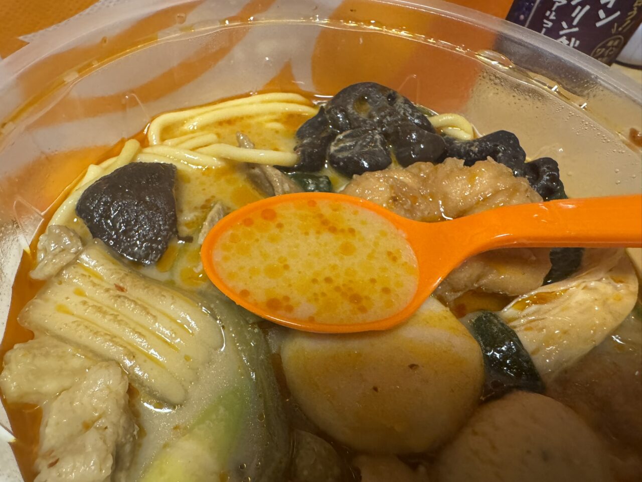 レンゲですくったコクのあるピリ辛スープ