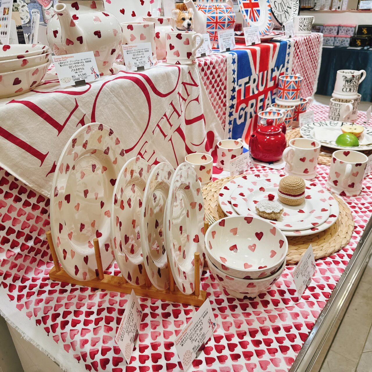 英国展で販売されているハート柄のテーブルウェアやティーカップの展示