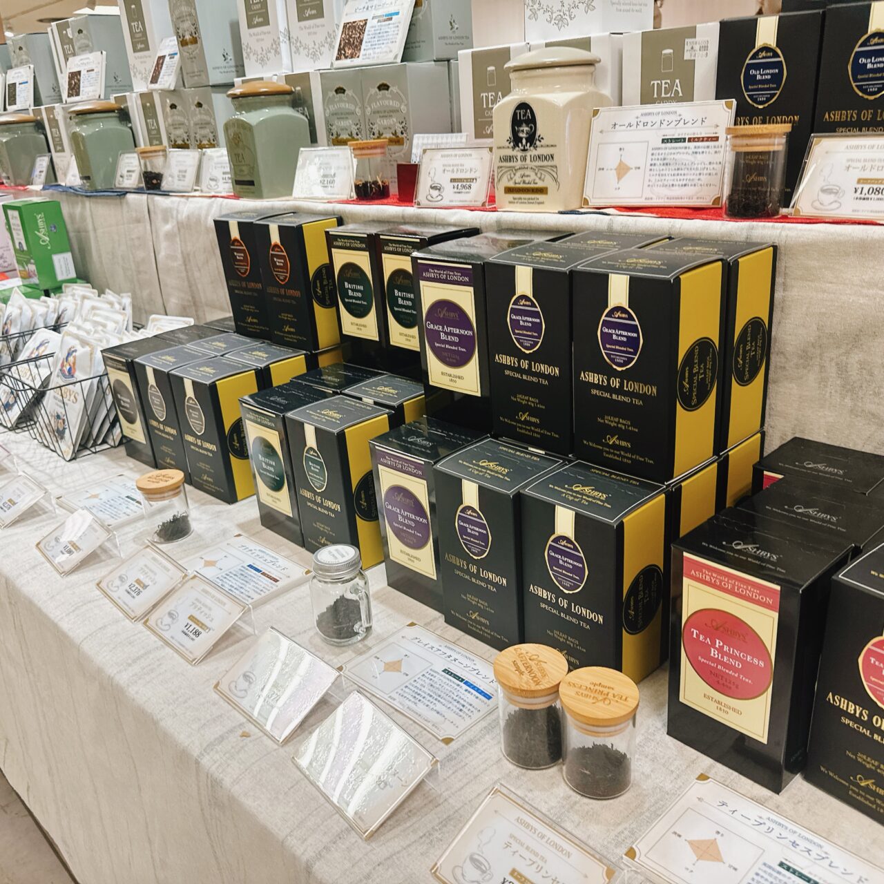 英国展のアシュビィズオブロンドンの紅茶やブレンドティーの陳列棚