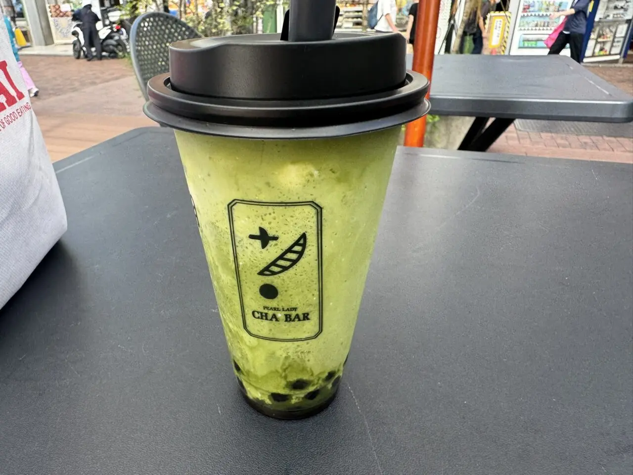 CHA BARのロゴが入った抹茶系フローズンドリンク